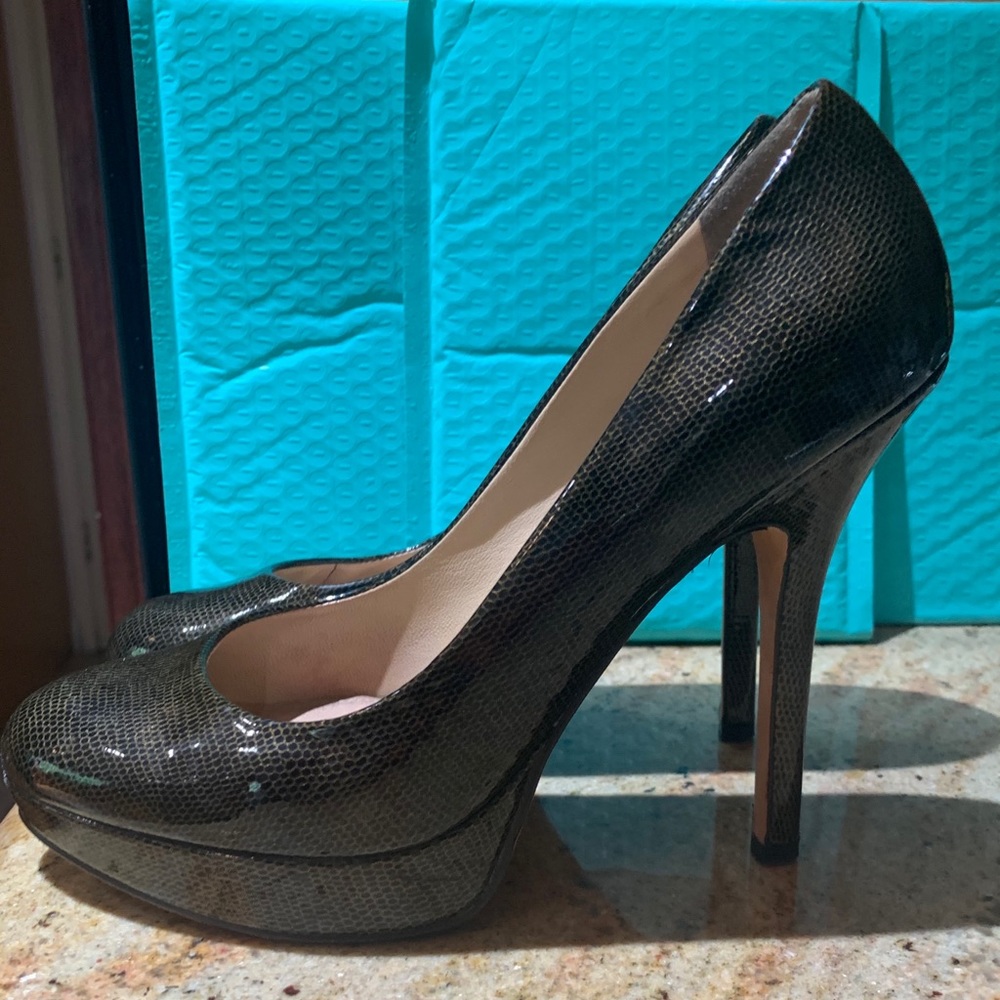 Blackish brown heel with gold like netting details